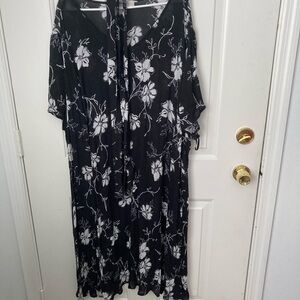 Woman within 3X crinkle dress short sleeve with tie. Black/ white floral pattern